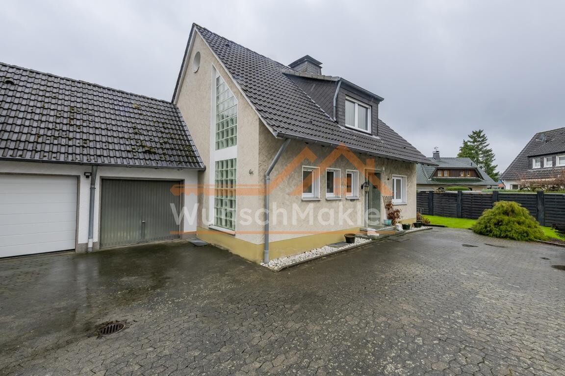 Frontansicht mit Garage