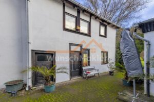 separates Haus im Innenhof