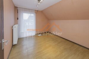 Kinderzimmer mit Zugang zum Balkon