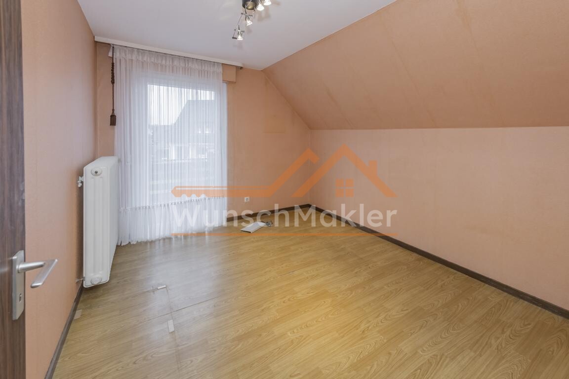 Kinderzimmer mit Zugang zum Balkon