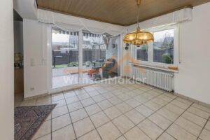 Essbereich mit Zugang zur Terrasse