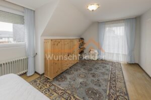 Schlafzimmer mit Zugang zum Balkon