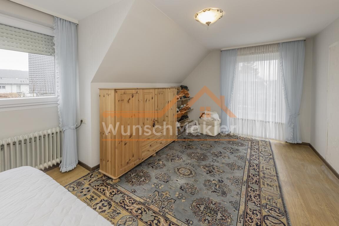 Schlafzimmer mit Zugang zum Balkon