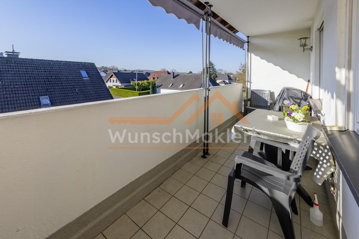 sonniger Balkon mit Markise
