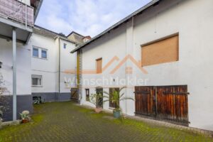 separates Haus im Innenhof