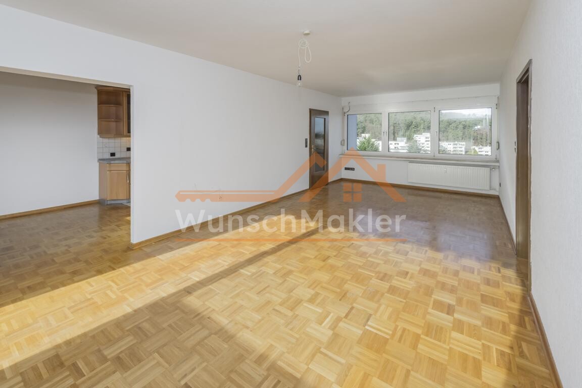 Wohnzimmer mit Zugang zur Küche