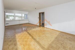 Wohnzimmer mit Zugang zu Kinder- u. Schlafzimmer