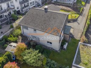 Hausrückseite mit Gartenhaus