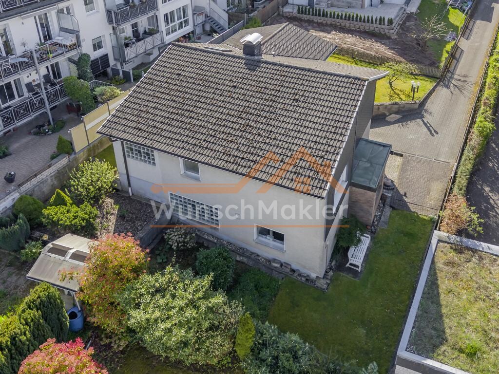 Hausrückseite mit Gartenhaus