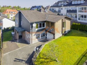 Ansicht mit Eingang und Garage