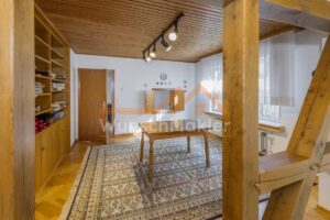 Esszimmer mit Durchreiche zur Küche