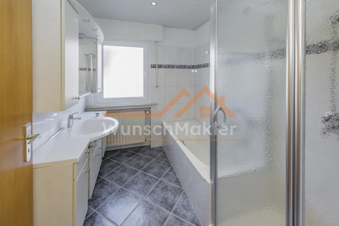Bad mit Dusche und Wanne