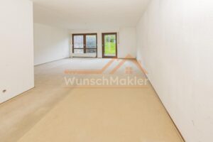 großes Wohn- und Esszimmer mit Zugang zur Terrasse