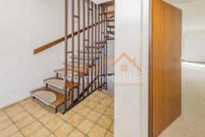 Hausflur mit Treppe zum OG und KG, Tür zum Wohnzimmer