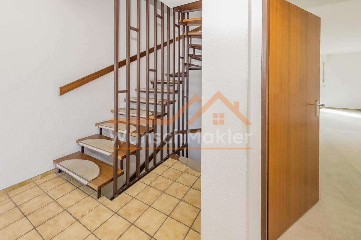 Hausflur mit Treppe zum OG und KG, Tür zum Wohnzimmer