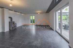 offener Wohn-/Essbereich mit Kamin und Durchgang zur Terrasse II