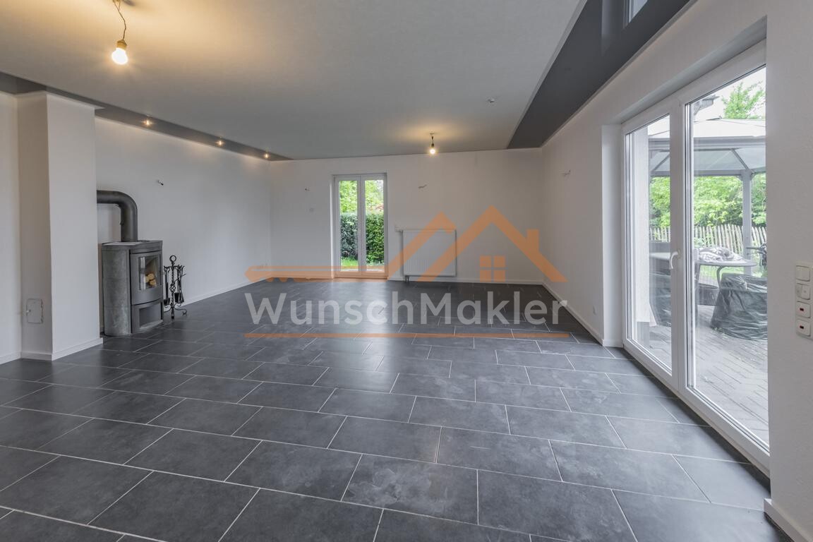 offener Wohn-/Essbereich mit Kamin und Durchgang zur Terrasse II