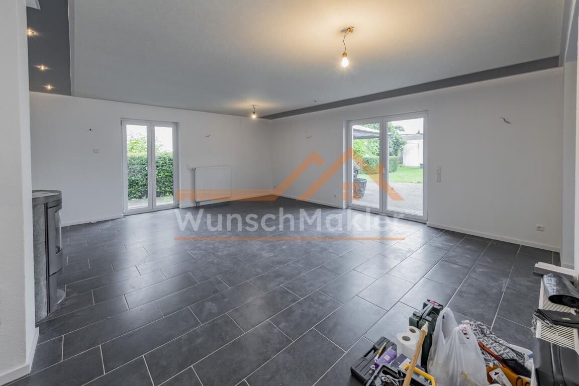 offener Wohn-/Essbereich mit Kamin und Zugang zur Terrasse