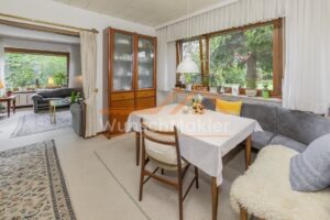 Essbereich mit Durchgang zum Wohnzimmer