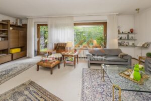 Wohnbereich mit Zugang zur Terrasse