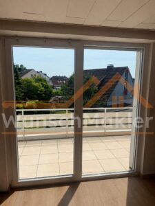 Wohnzimmer mit Zugang zum Balkon