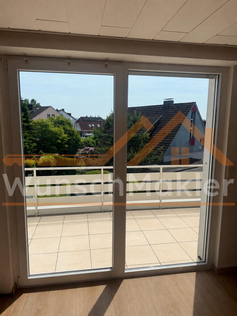 Wohnzimmer mit Zugang zum Balkon