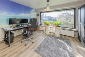 Bürobereich mit Sicht auf den Balkon