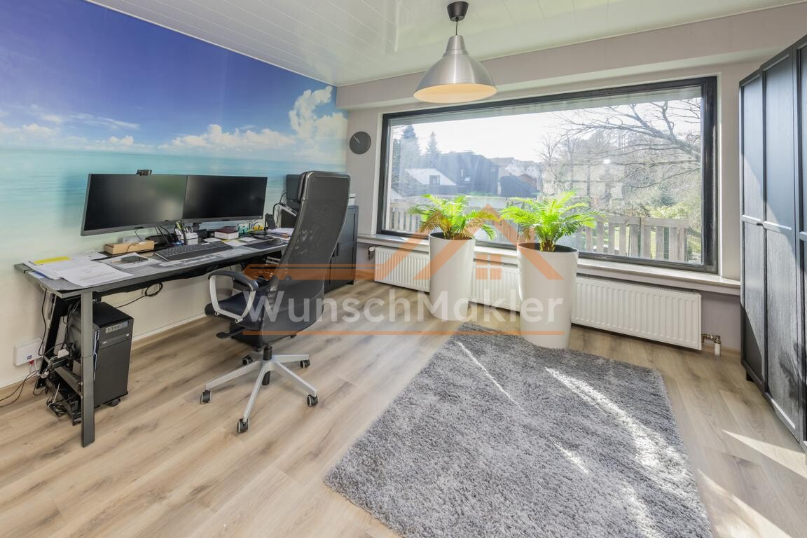 Bürobereich mit Sicht auf den Balkon