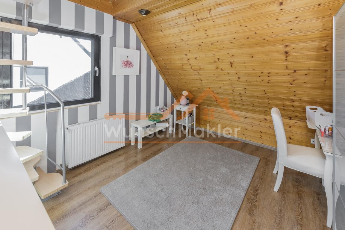 Kinderzimmer mit Treppe zum Spitzboden
