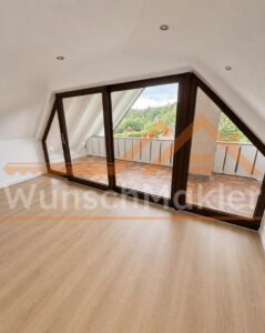 Wohnbereich mit Zugang zum Balkon