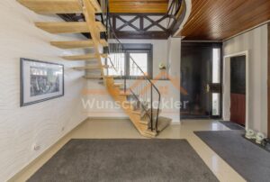 Hausflur mit Treppenaufgang