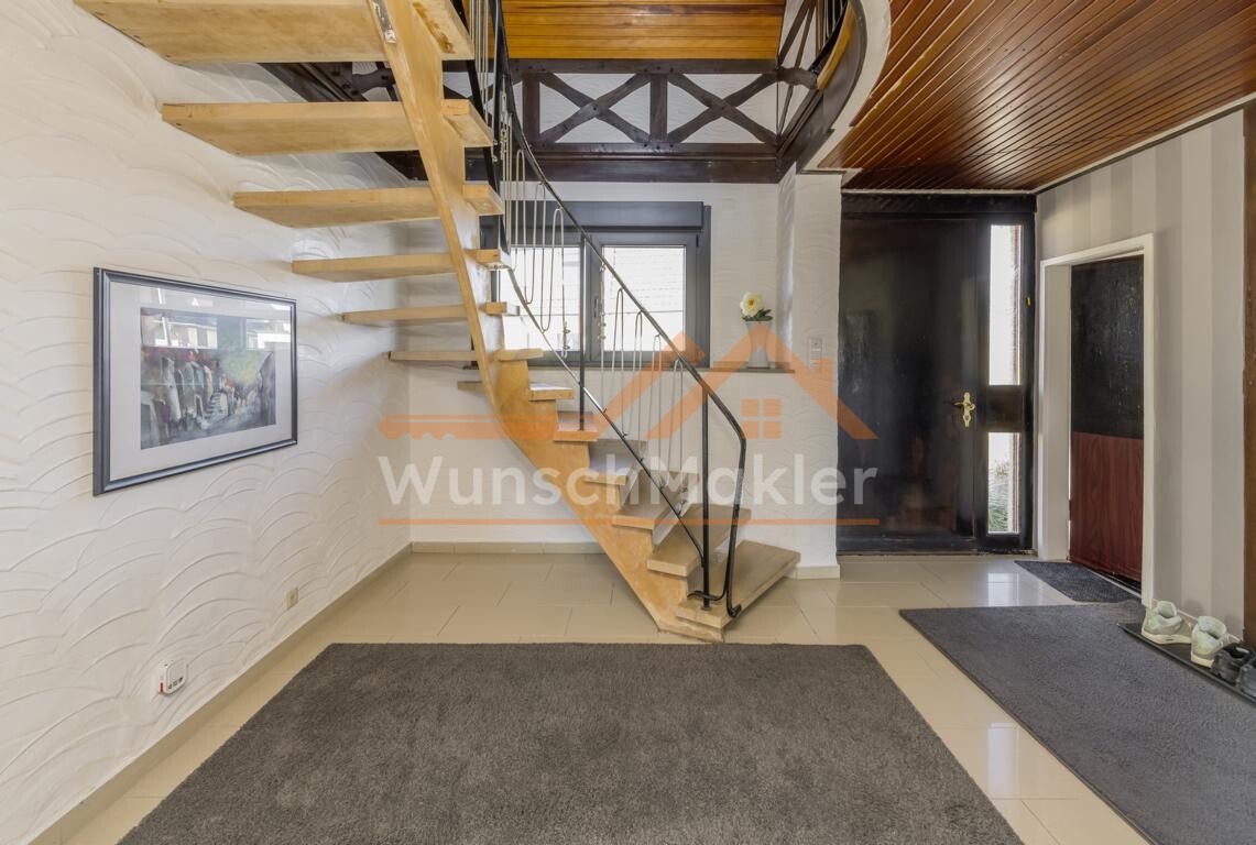 Hausflur mit Treppenaufgang