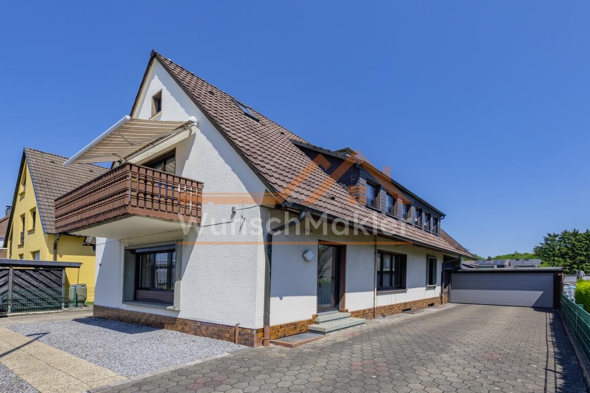 Seitenansicht mit Doppelgarage