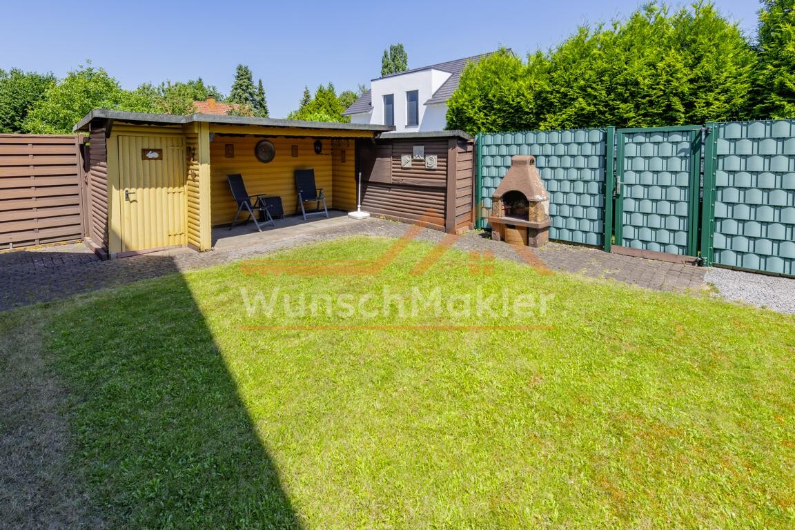 Garten mit überdachter Terrasse
