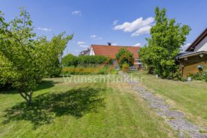 Ansicht Haus und Gartenhaus vom Garten aus