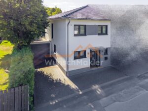 Ansicht von vorne mit Garage