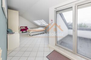 Schlafzimmer mit Zugang zur Dachterrasse