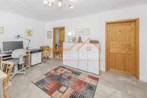 Arbeitsbereich mit Zugang zu den Kinderzimmern
