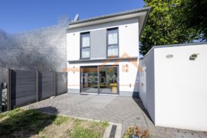 Rückansicht mit Terrasse und separatem Eingang zur Garage