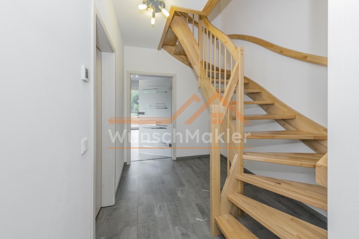 Eingangsbereich mit Treppe zum Obergeschoss