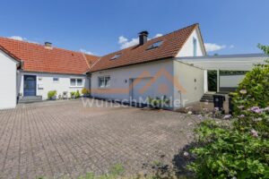 Hauseingang mit Garage und Carport