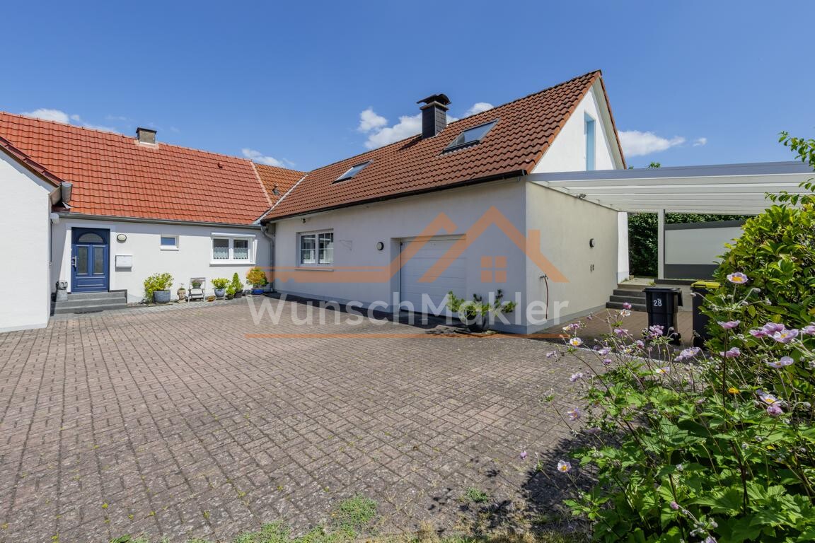 Hauseingang mit Garage und Carport