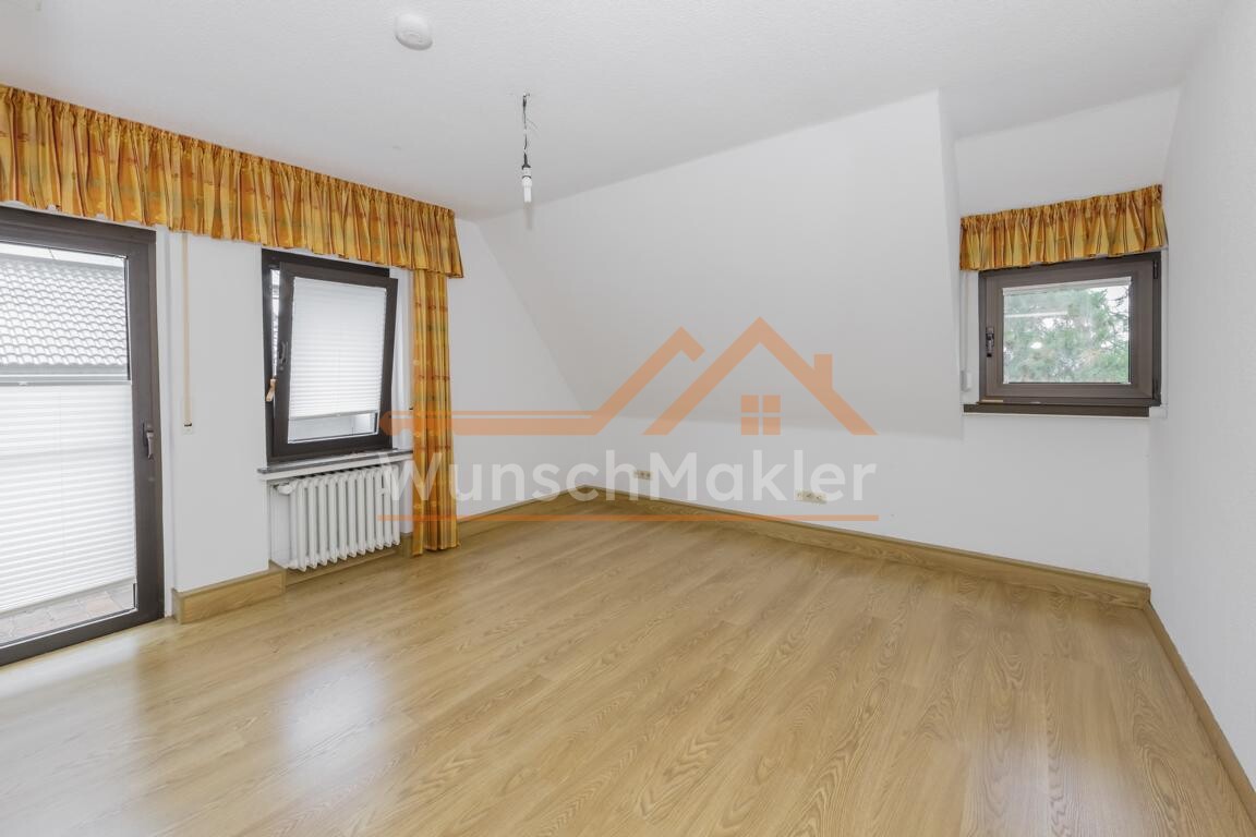 Kinderzimmer mit Zugang zum Balkon