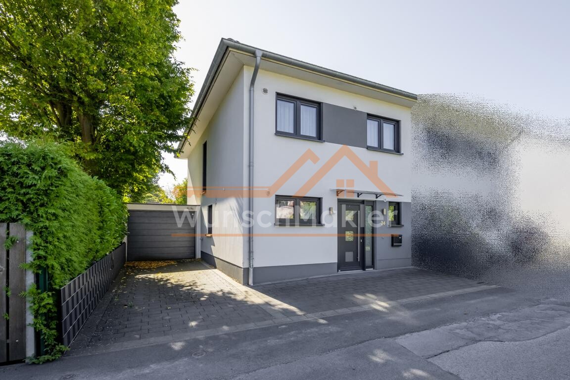 Straßenansicht mit Garage