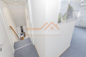 Treppe und Flur zum Dachgeschoss