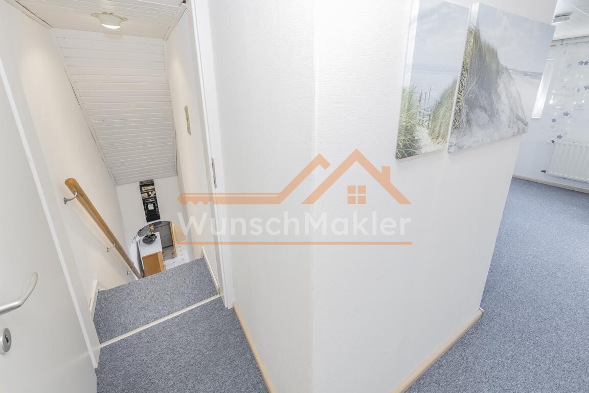 Treppe und Flur zum Dachgeschoss