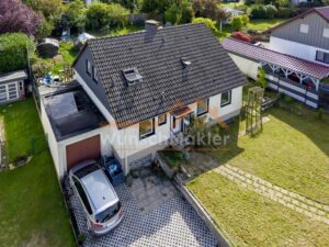 Ansicht mit Garage